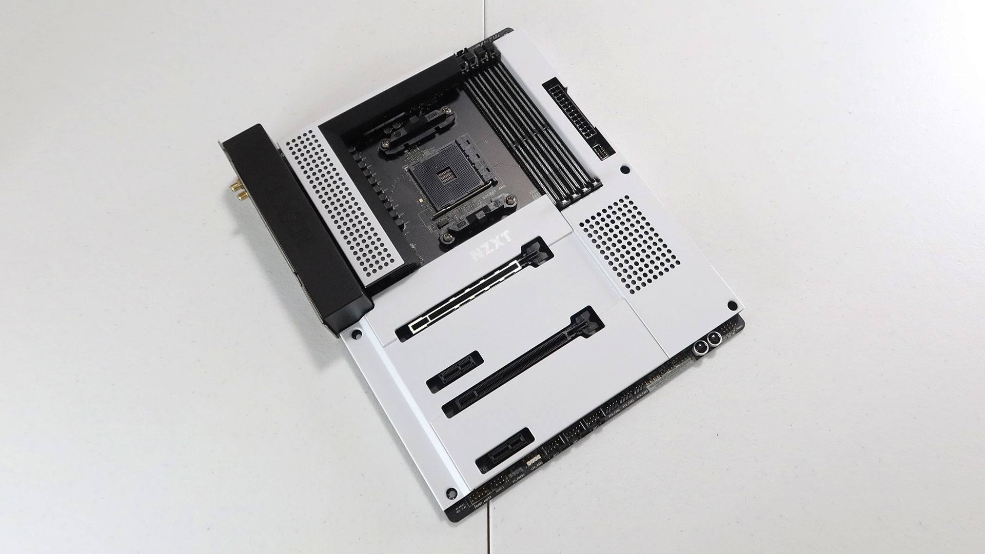 Amazon.com: NZXT N7 B550 - N7-B55XT-B1 - AMD B550 chipset